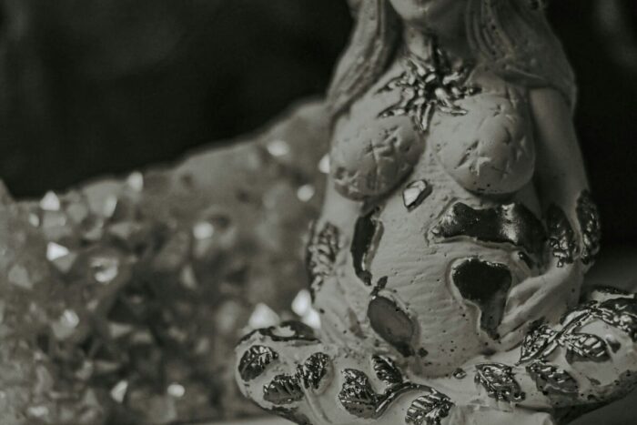Escultura de mujer embarazada, símbolo de la maternidad ignorada por la filosofía.