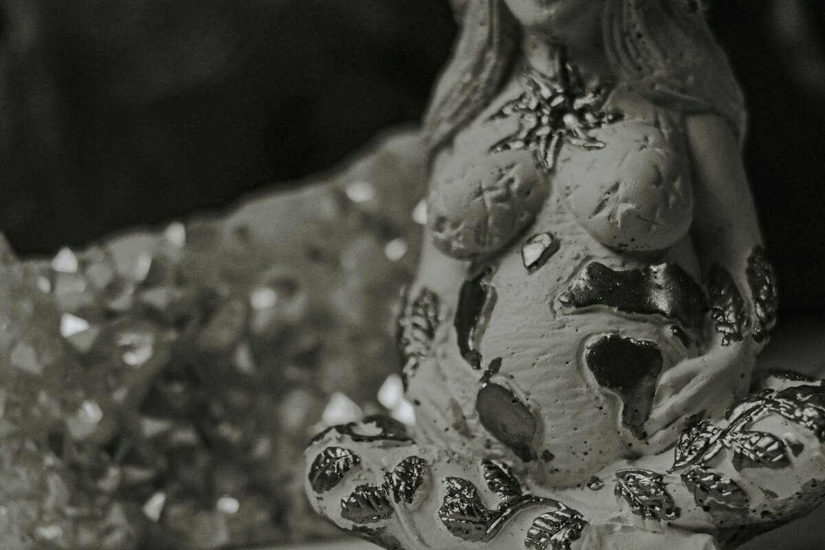 Escultura de mujer embarazada, símbolo de la maternidad ignorada por la filosofía.