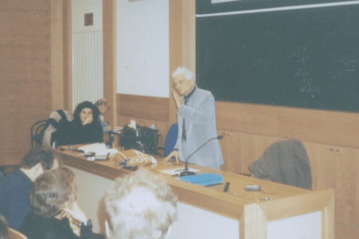 Fotografía de Jacques Derrida y la fenomenología: el filósofo imparte una clase ante un auditorio.