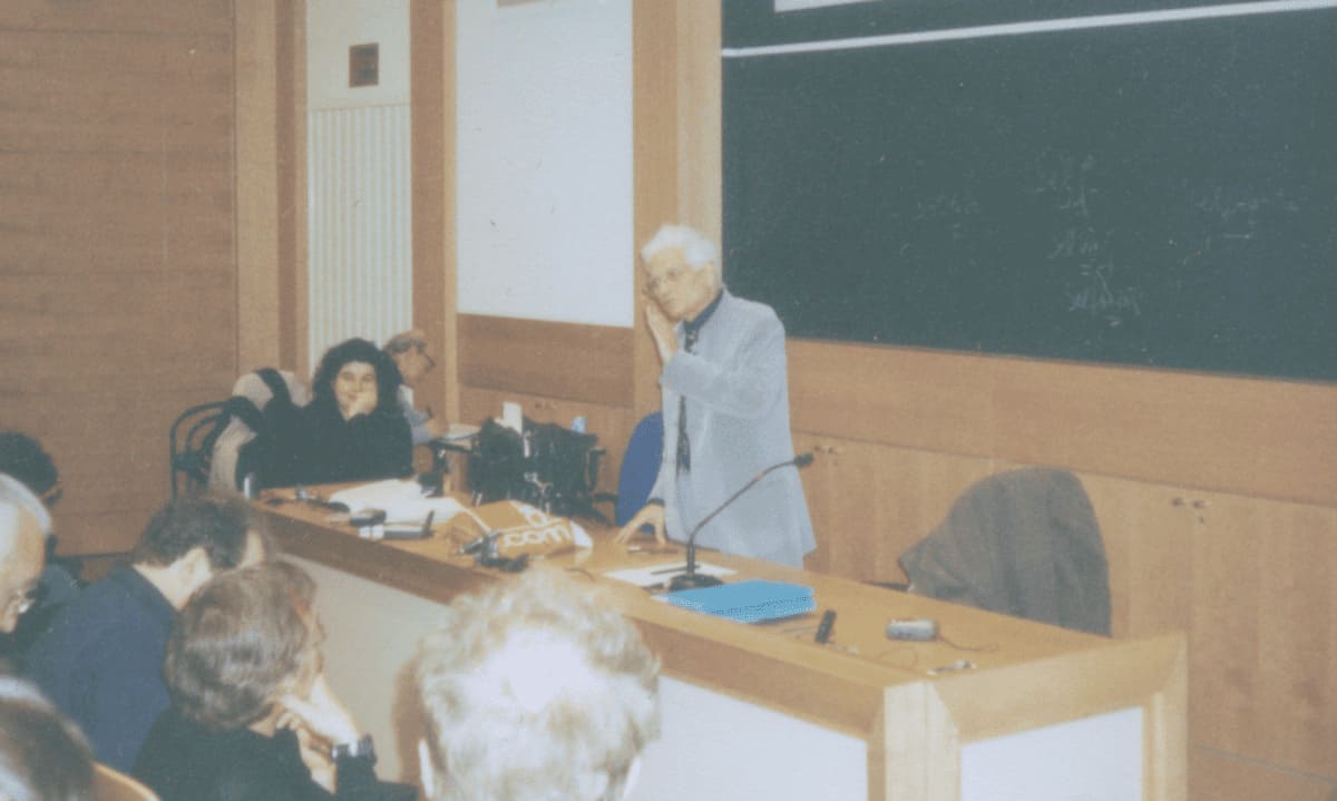 Fotografía de Jacques Derrida y la fenomenología: el filósofo imparte una clase ante un auditorio.